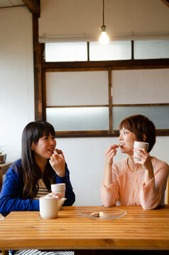 お茶を飲みながら笑っている女性2人