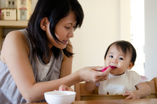 離乳食を食べている赤ちゃん
