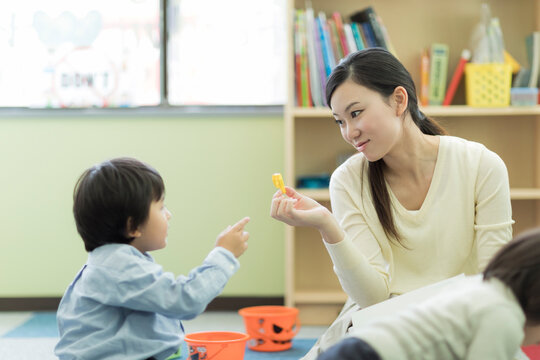 幼児教室で学ぶ男の子