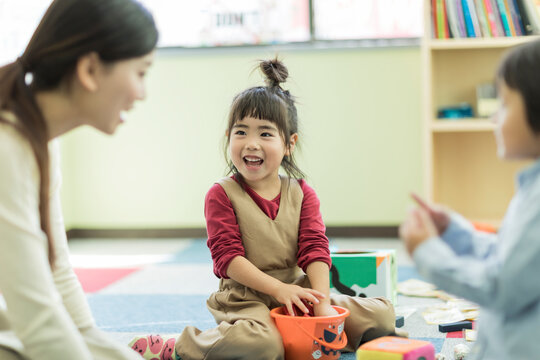 幼児教室で学ぶ子供たち