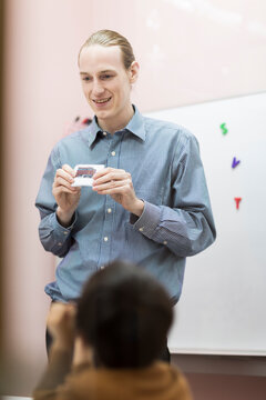 英語の授業をする男性教師