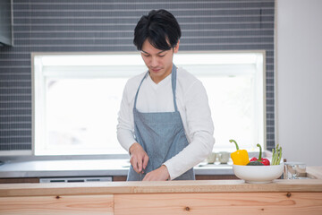 料理する男性