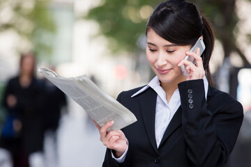 スマホで電話するスーツの女性