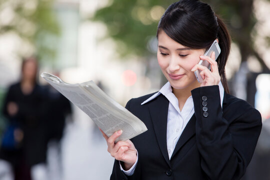 スマホで電話するスーツの女性