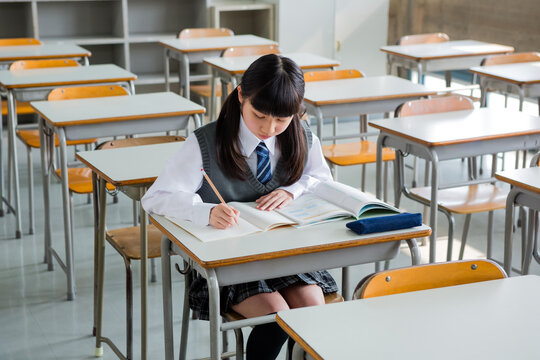 教室で勉強する女子中学生
