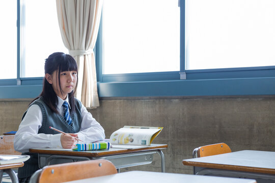 授業を受ける女子中学生