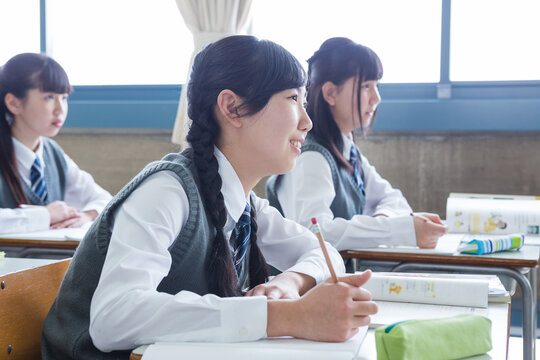 授業を受ける女子中学生
