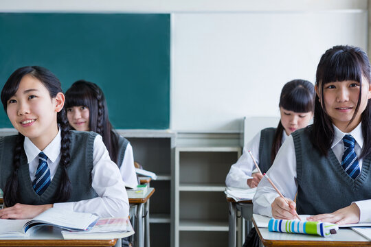 授業を受ける女子中学生