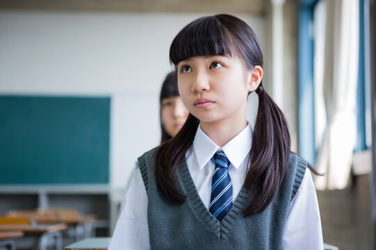 授業を受ける女子中学生