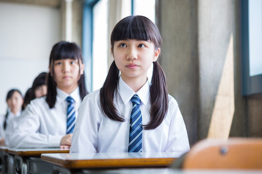 授業を受ける女子中学生