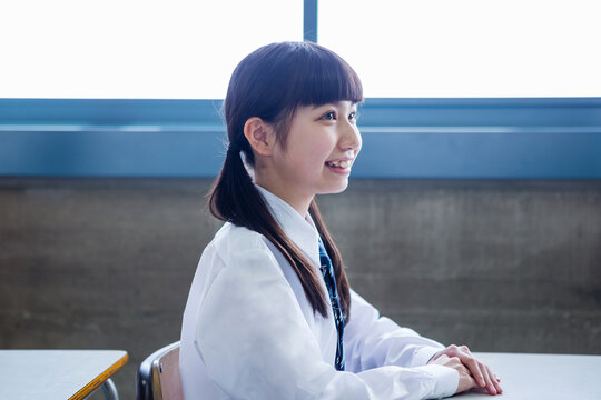 授業を受ける女子中学生