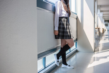 廊下に佇む女子中学生