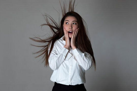 白いシャツの女性のポートレート