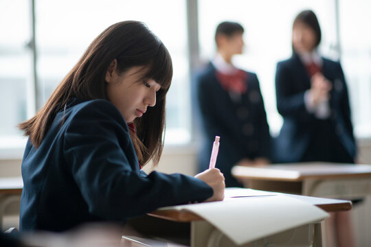 教室で勉強をする女子学生