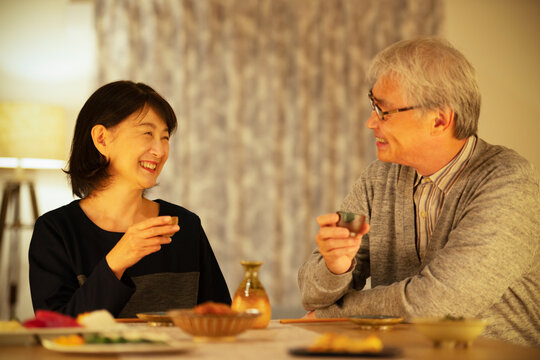 日本酒で晩酌をするシニア夫婦