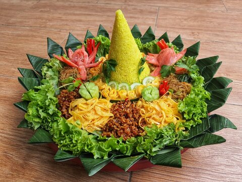 The Nasi Tumpeng contains beautifully decorated yellow rice with various side dishes