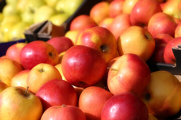 Naklejka na ściany i meble Nahaufnahme von frischen Äpfeln in einem Geschäft