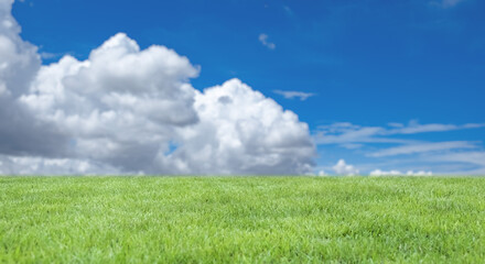 河川敷の土手、高台さわやかな青空と緑の草原・芝生の背景壁紙　アウトドア・スポーツ・行楽・レジャー・旅行・遠足・運動会の背景