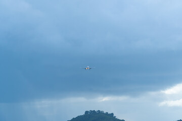 Fototapeta na wymiar Airplane will landing to airport phuket with rain cloud