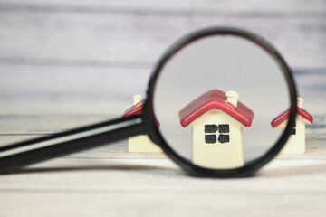 maison logement immobilier credit hypothecaire argent loupe recherche