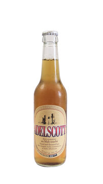 Vaison la Romaine, Vaucluse, France - 07092023 : bouteille de bière de marque Adelscott, en gros plan, isolé sur un fond blanc
