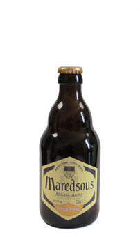 Vaison la Romaine, Vaucluse, France - 07092023 : bouteille de bière de marque Maredsous, en gros plan, isolé sur un fond blanc