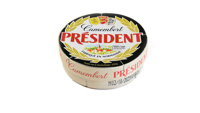 Vaison la Romaine, Vaucluse, France - 07092023 : boite en bois de fromage, camembert,  de marque Président, en gros plan, isolé sur un fond blanc