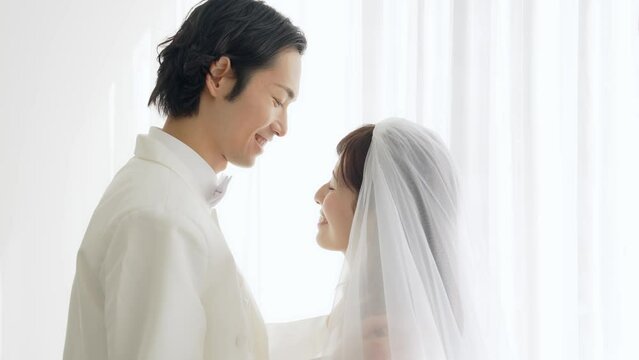 向かい合う新郎新婦　ブライダルフォト　フォトウェディング　前撮り