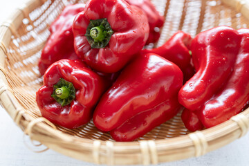 赤く熟した完熟ピーマン