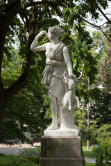 Statue d'Artémis ou Diane chasseresse dans un parc de la ville d'Angers