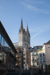 Fototapeta na wymiar La cathédrale d'Angers dominant la ville
