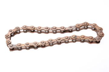 Obraz premium A close-up of a metallic bike chain, an essential part of an industrial bicycle or motorcycle, emphasizing the mechanical connection in intricate detail.