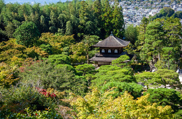 銀閣寺（慈照寺）　京都市｜樹々の中にひっそり佇む姿に奥ゆかしさを感じます
