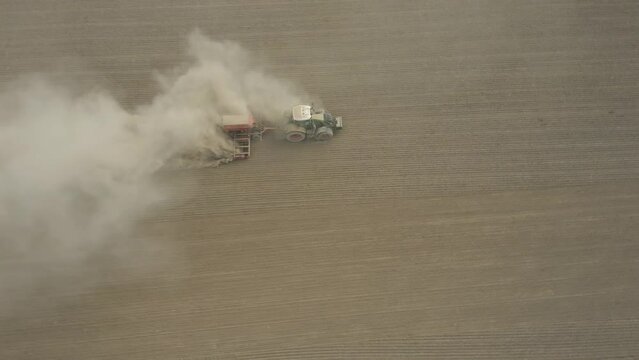 Feld pfl&uuml;gen bei Trockenheit