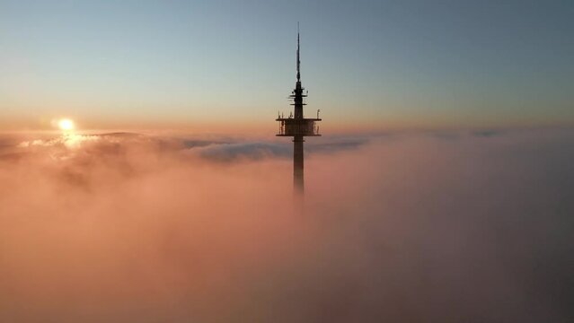 Drohnenaufname n Funkturm im Nebel 02
