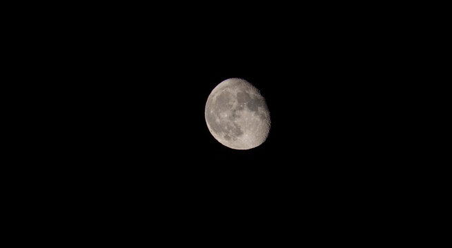 Close-up moon photo, hazy weather