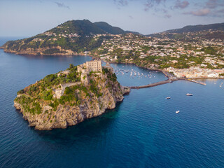 Vista aerea all'alba di Ischia ponte a Ischia. Mare, sole e una spiaggia meravigliosa. Paesaggio marino