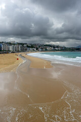  La playa de la concha en un día de temporal de invierno, San Sebastián