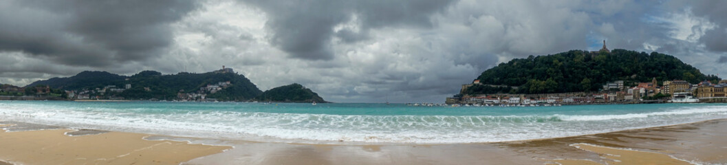 Obraz premium La playa de la concha en un día de temporal de invierno, San Sebastián