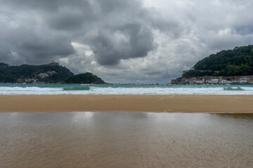  La playa de la concha en un día de temporal de invierno, San Sebastián