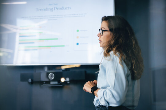 Product manager presenting a report on trending products in a business meeting