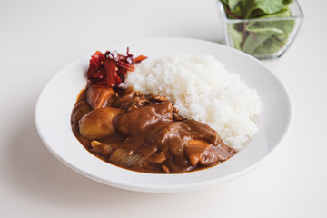 市販のカレールーで作った福神漬けが添えられた家庭的なカレーライス