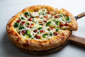 Neapolitan pizza with cheese, onion, broccoli and cherry tomatoes.