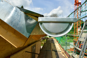 Frisch Montierte Dachrinne mit Traufblech am Dachtrauf der Giebelseite eines Steildachs