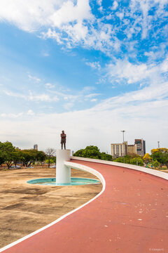 Monument to brazilian historic figure at Sunflowers square in Palmas city