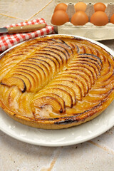 tarte aux pommes, en gros plan, sur une table