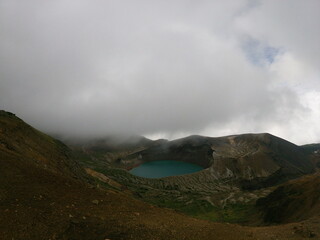秋を迎える霧の蔵王のカルデラ湖、お釜