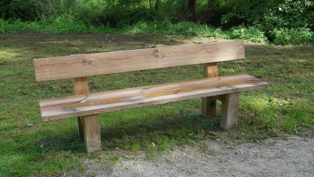 Un banc dans un parc, bois.