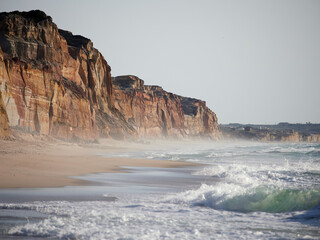 Klippen, Strand und Meer an der Küste von Leiria, Portugal