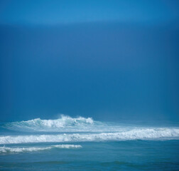 Wellen an der Küste von Leiria, Portugal - obrazy, fototapety, plakaty